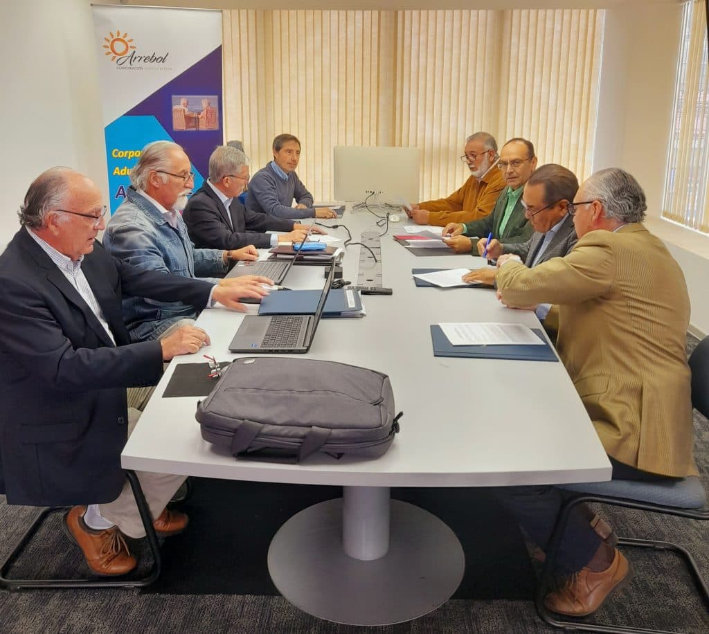 Una reunión de trabajo de la corporación, alrededor de una mesa.